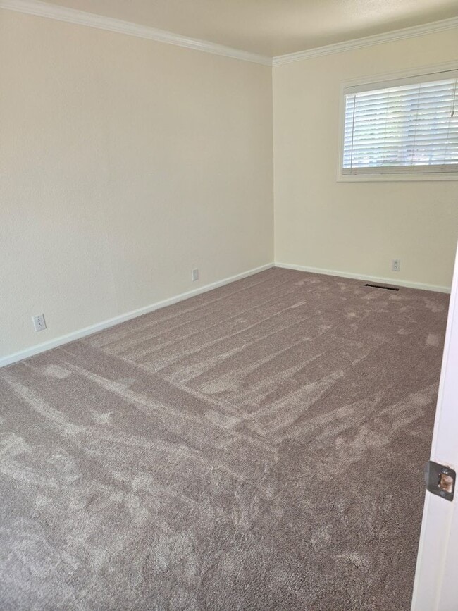 Building Photo - Lovely Clarksburg Home!