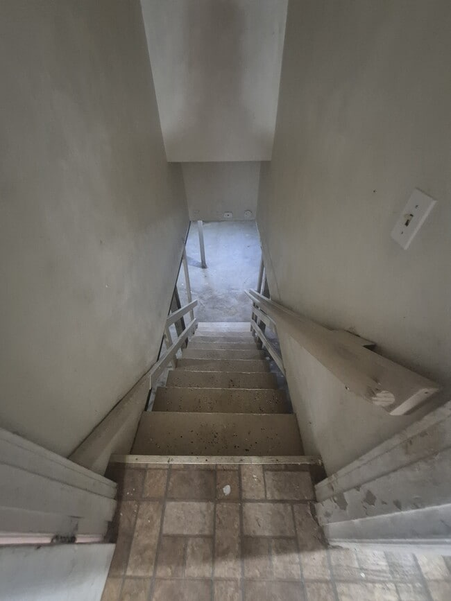Building Photo - 433 Plaza Ave