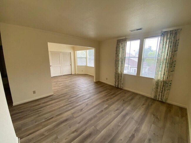 Building Photo - 63 Glen Lake Dr