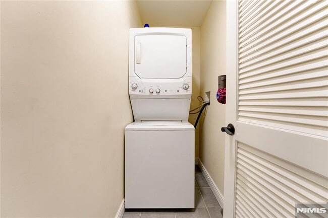 Building Photo - 210 Hackensack St