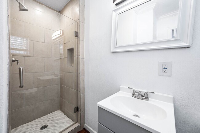 Building Photo - 206 Crestview Dr