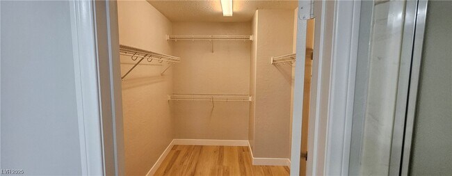 Building Photo - 395 Kensington Palace Ave