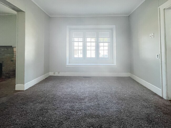 Building Photo - Charming 2 Bedroom Home with Great Storage...