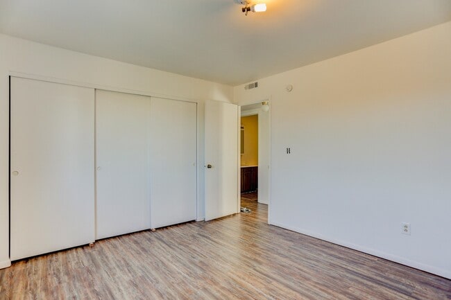 Building Photo - UPDATED 2 BEDROOM CONDO- Available August ...