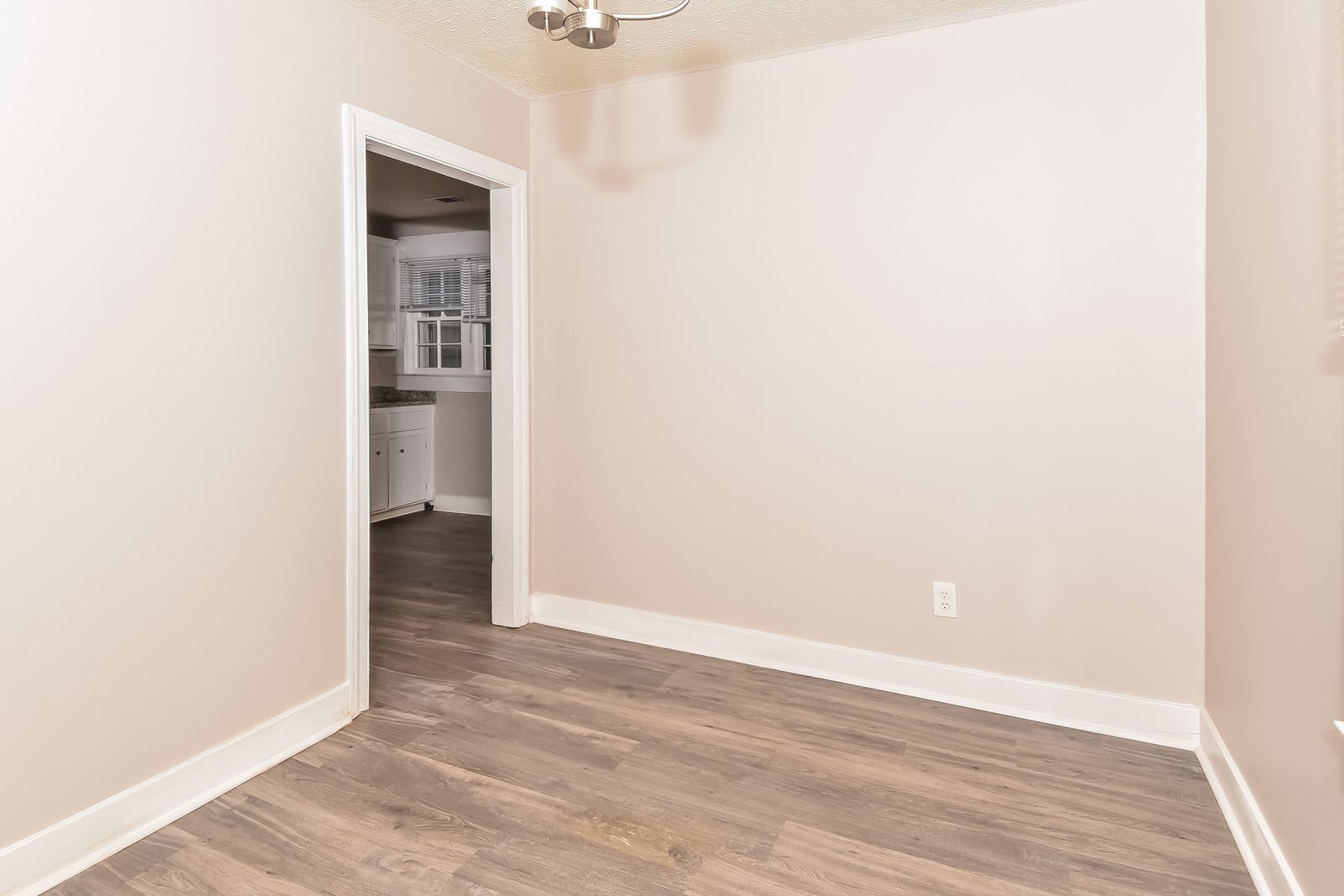 Building Photo - 2117 Roosevelt Dr