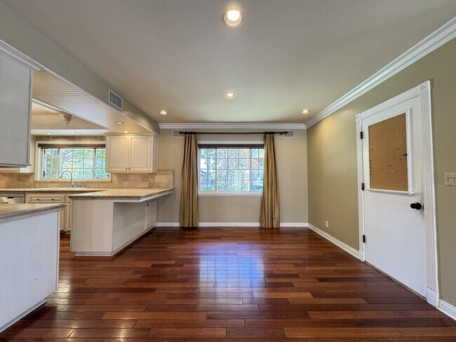 Building Photo - 1232 Longview Dr