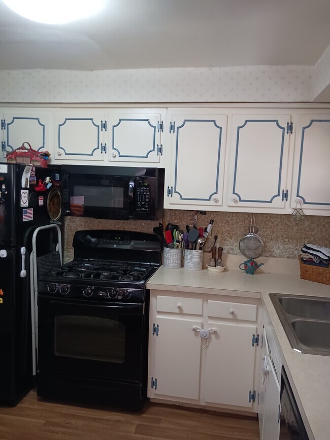 Building Photo - 801 Throggs Neck Expy