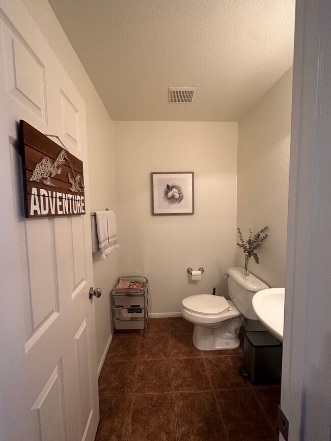 Building Photo - Stunning 3-Bedroom, 2.5-Bath Townhome in the Heart of Torrey Highlands – A Must-See!