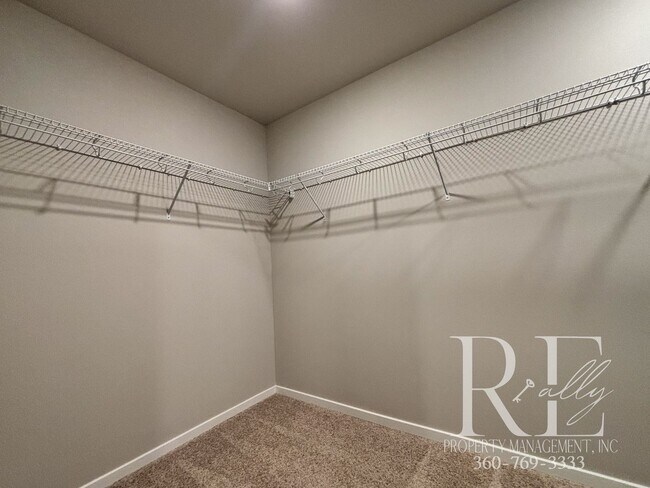 Building Photo - Charming 3-Bedroom, 2.5-Bath Home with Mod...