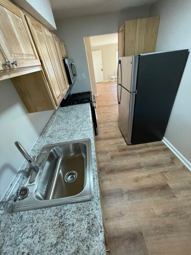 Building Photo - Spacious 1 Bedroom Apartment with Garage Space in the heart of Bellevue!