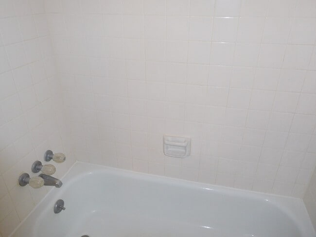 Building Photo - Renovated Townhome in the Heart of Bethesd...