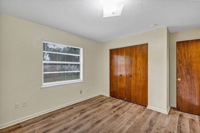 Building Photo - Charming 2-Bedroom Apartment for Rent – Great Location in Ocala! Deposit-Free Move-In Available!