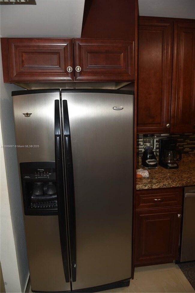 Building Photo - 325 W Laurel Dr