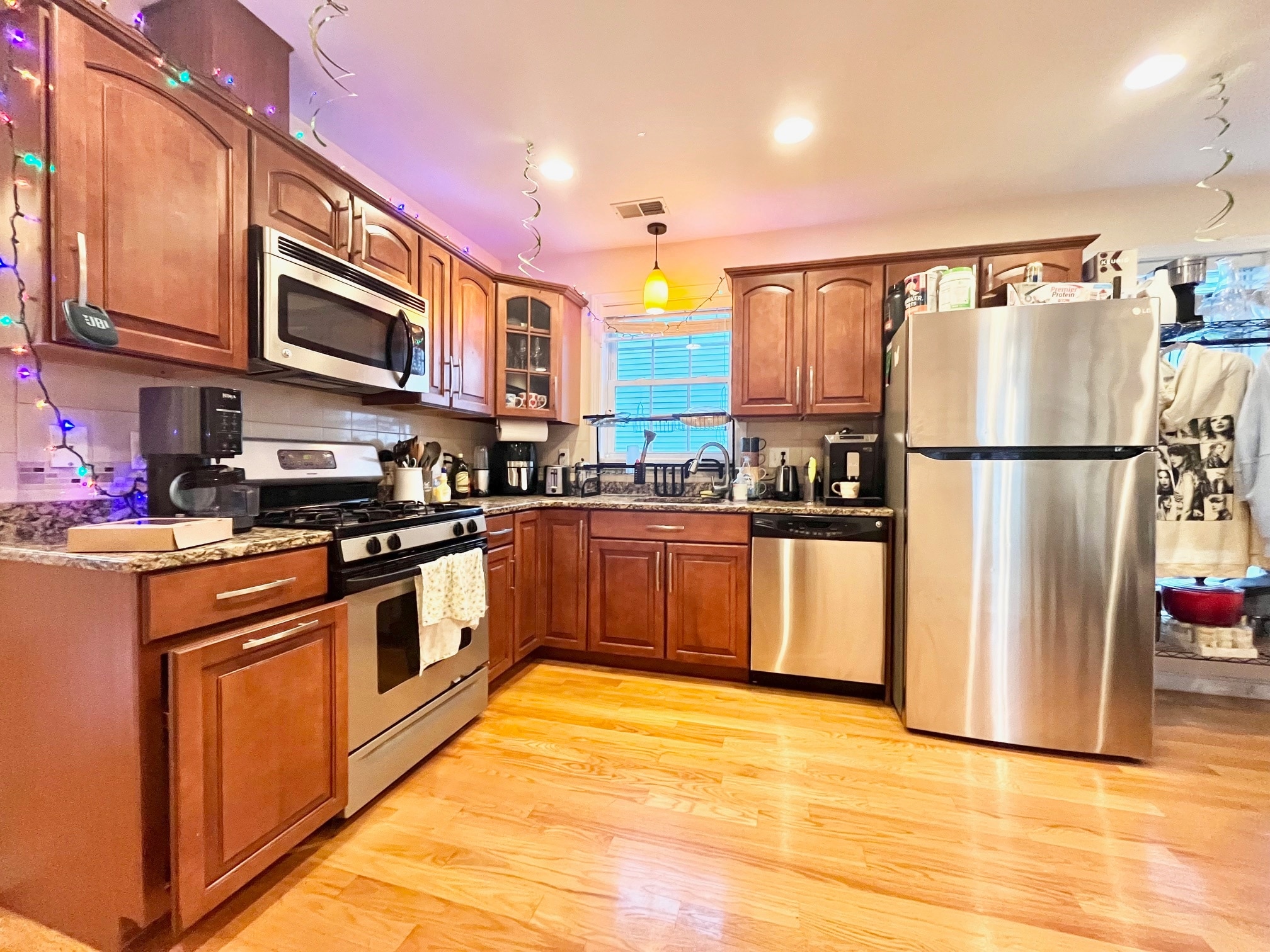 Building Photo - 207 Hillside St