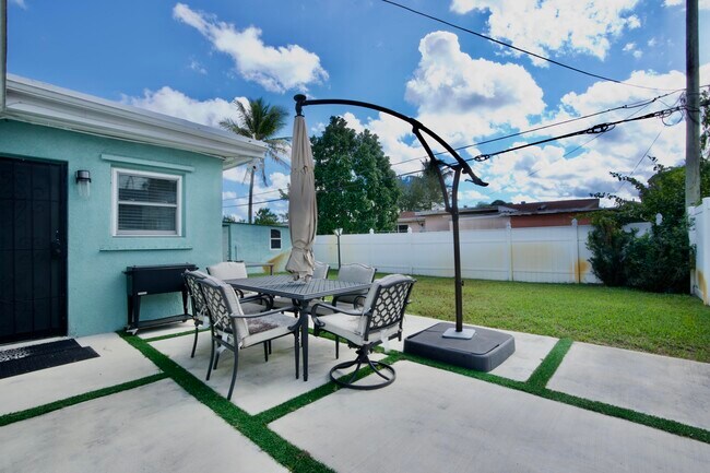 Building Photo - 2836 SW 4th Ct