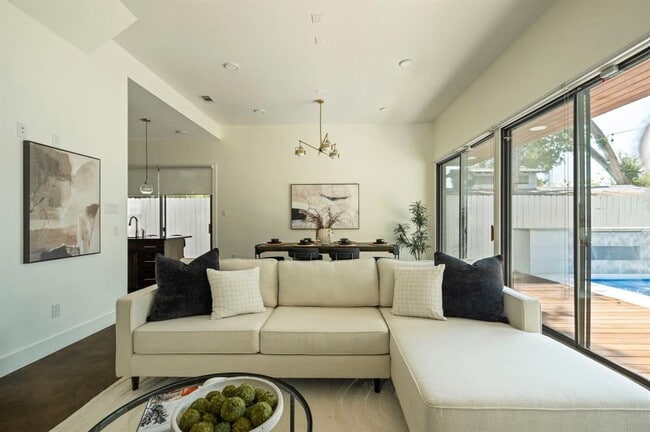 Building Photo - 2017 Kinney Ave