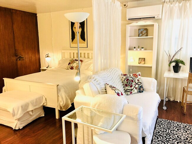 Building Photo - 4136 Beach Dr SW