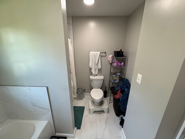 Building Photo - Gorgeous 5 Bed 3.5 Bath Single Family Home...