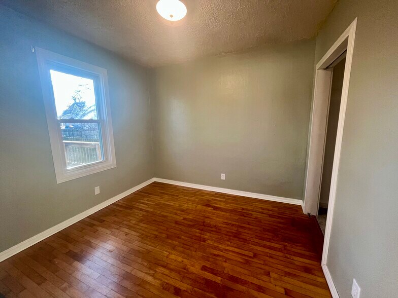 Building Photo - 817 W Packard St