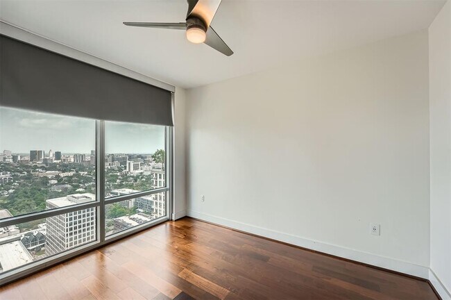 Building Photo - 300 Bowie St