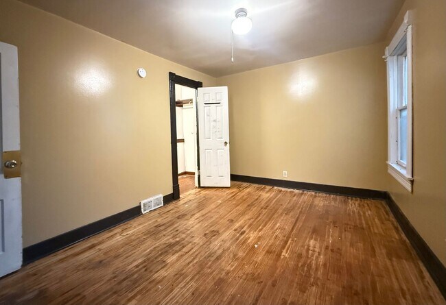 Building Photo - 133 Benton St