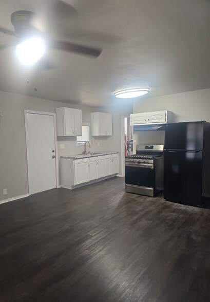 Building Photo - 5003 Lark Ave