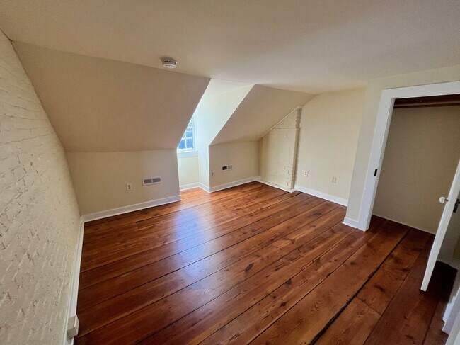 Building Photo - 610 Caroline St