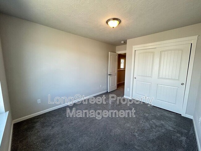 Building Photo - 7237 SE Berg Dr