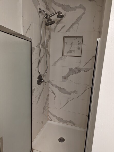 Building Photo - 9021 N Rockwell Dr