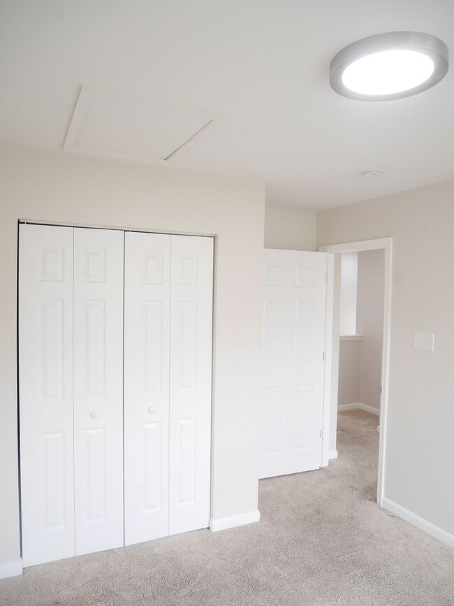 Building Photo - Rare Find! 4 Bedroom, 2 Bathroom Townhome ...