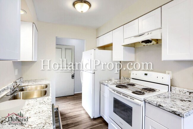 Building Photo - Charming 3-Bedroom Duplex with Fenced Yard, Fireplace & Garage Near Hwy 26!