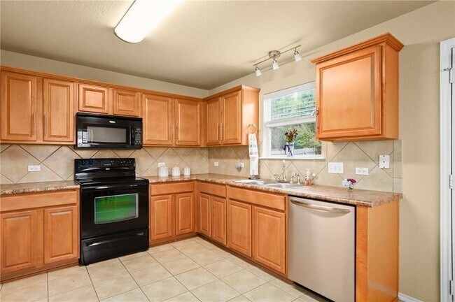 Building Photo - 921 Gentry Dr