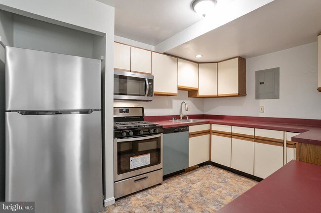 Building Photo - 8032 Lakecrest Dr