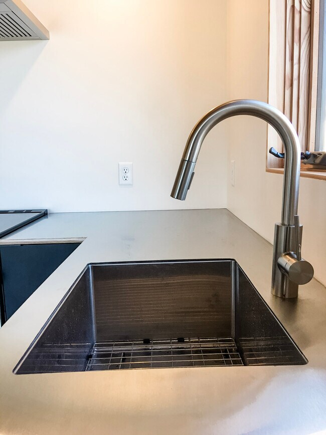 Building Photo - 926 Cleveland St.