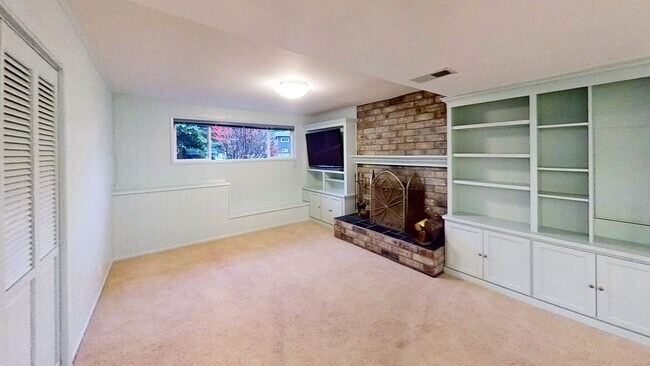 Building Photo - Beautiful Home with 4 Bedrooms and 2 Bathrooms Available in September!