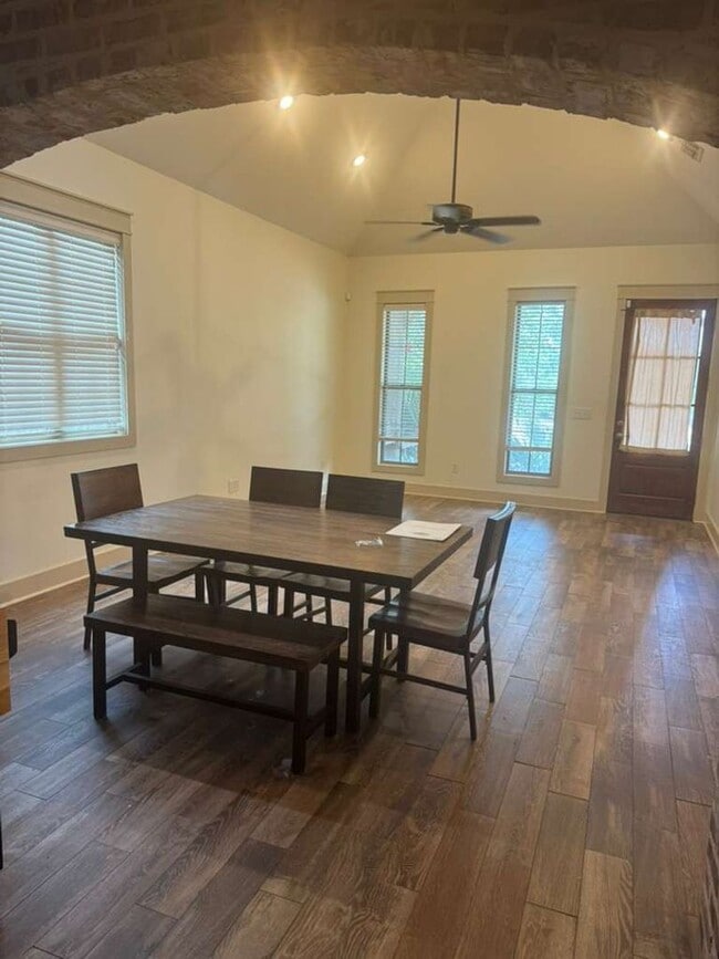 Building Photo - Large 3 Bedroom Townhome with All Appliances Included