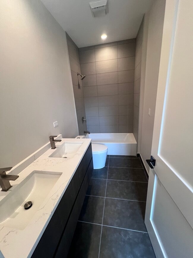 Building Photo - 1039 W Belmont Ave