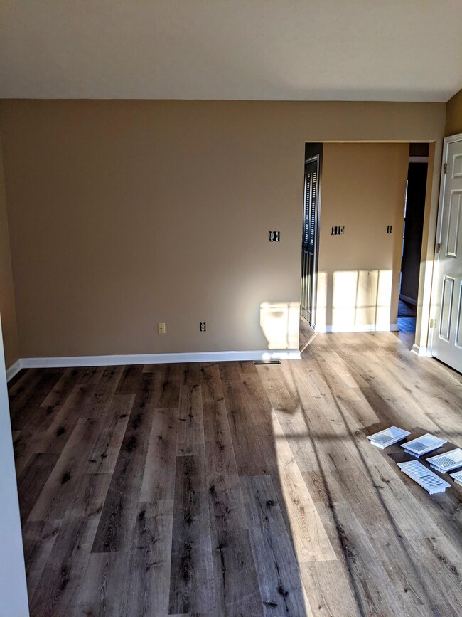 Building Photo - 5618 Bruns Dr