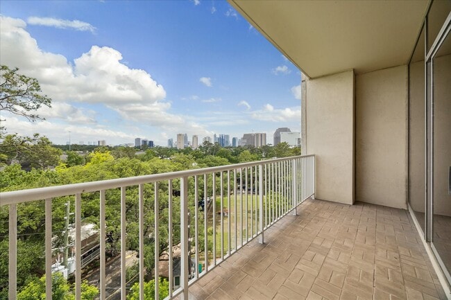Building Photo - 121 N Post Oak Ln