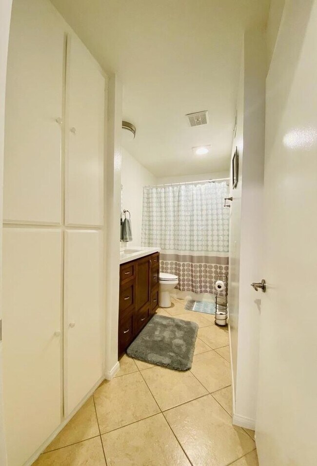 Building Photo - Eastlake Shores Downstairs Condo feat. Two Bedrooms and Two Bathrooms