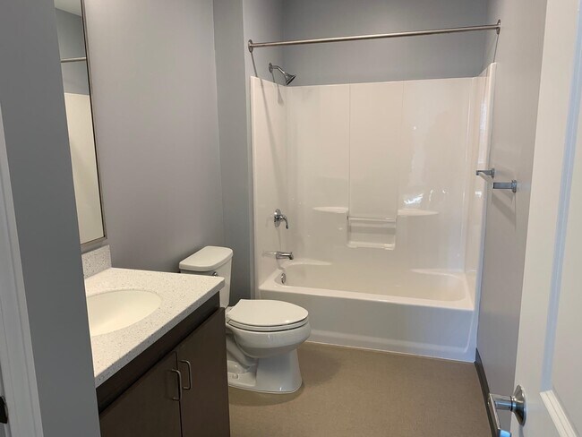 Building Photo - 10 E Ridge Dr