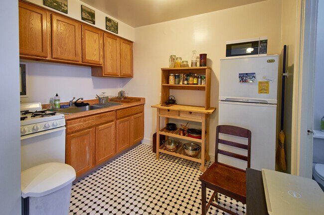 kitchen - 4531 N Ashland Ave