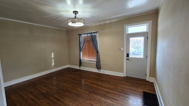 Building Photo - PET FRIENDLY 3 BEDROOM, 2 BATHROOM, DOWNTO...