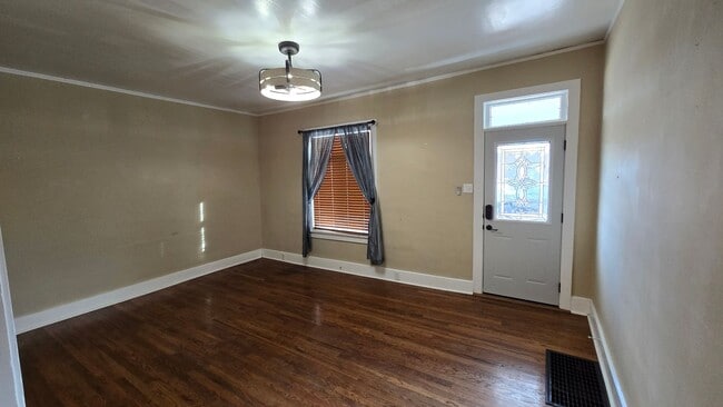 Building Photo - PET FRIENDLY 3 BEDROOM, 2 BATHROOM, DOWNTOWN LOCATION!