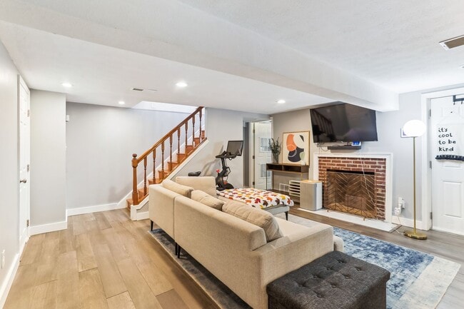 Building Photo - Lovely 3br/3ba home minutes from Downtown ...