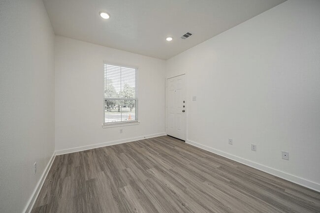 Building Photo - 1606 W 5th St