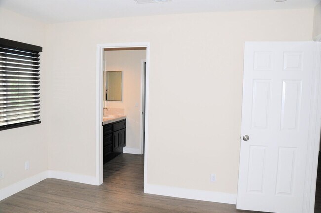 Building Photo - 15655 Iron Spring Ln