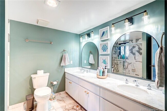 Building Photo - 233 NE Edgewater Dr