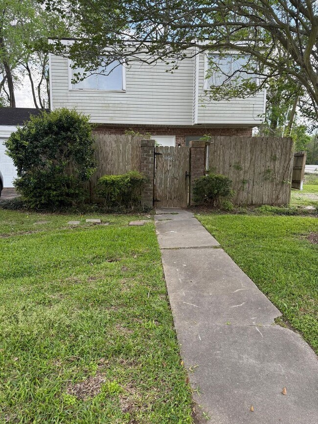 Building Photo - 6095 Fairmeadow Dr
