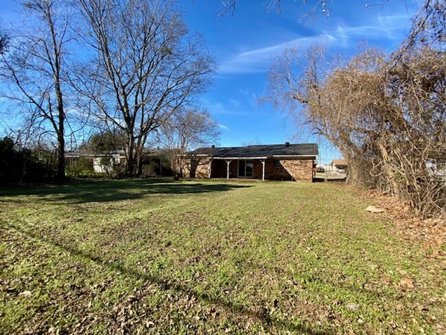 Building Photo - 3 Bedroom 1.5 Bath Home Available in Bossi...